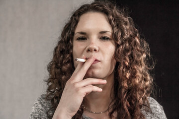Junge Frau mit Zigarette zwischen Ihren Sinnlichen Lippen