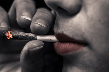 Junge Frau mit Zigarette zwischen Ihren Sinnlichen Lippen
