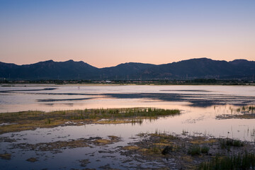 Obraz na płótnie Canvas Reflections of the sunset on the pond