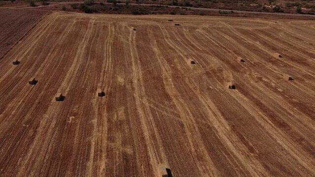 Vuelos con dron sobre un campo con balas de paja.