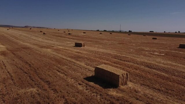 Vuelos con dron sobre un campo con balas de paja.