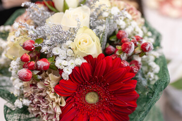 Bouquet di fiori e bacche colorati 