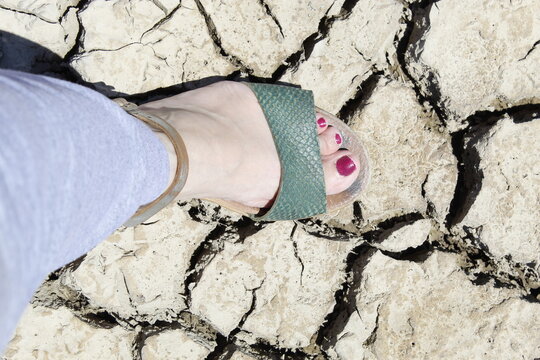 pisando tierras aridas y secas