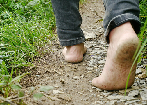 Piedi nudi in cammino su terreno naturale