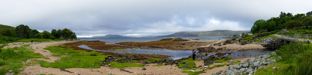 Fototapeta na wymiar Loch Eishort Küste bei Ord, Isle of Skye, mit Blick auf die Guillin Mountains
