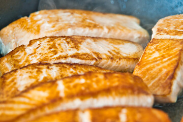 Bio Lachsfilets beim Anbraten in einer Pfanne, Produktbild - gesund & lecker 