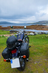 Motorrad steht an der K&uuml;ste von Loch Eishort , Ord, Isle of Skye, mit Blick auf die Guillin Mountains