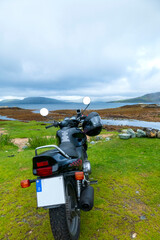 Motorrad steht an der Küste von Loch Eishort , Ord, Isle of Skye, mit Blick auf die Guillin Mountains