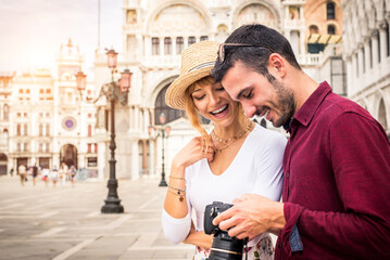 Fototapeta na wymiar Couple travelling in Venice, Italy