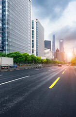 Naklejka premium Highways and tall buildings stretch under the blue sky at dusk.