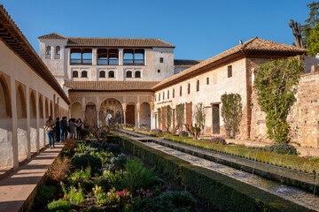 Fototapeta na wymiar Jardin et fontaine du Généralife à l’Alhambra