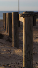 Barrière en bois au bord de l'océan atlantique, sur la plage de Messanges.  Ambiance sereine
