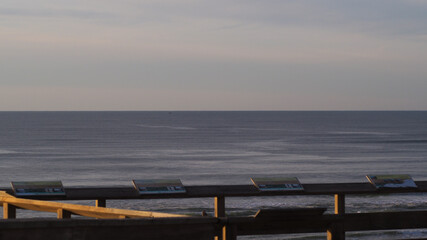 Obraz premium Vue sur l'océan atlantique. On y voit un bateau de pêche au loin