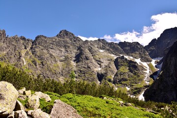 Fototapeta na wymiar Szczyt i szlak na Rysy. Rysy szczyt górski w Tatrach. Tatrzański Park Narodowy w Polsce 