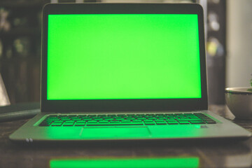 Computadora con pantalla verde