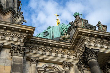Der Berliner Dom bei Unter den Linden am Alexanderplatz in Berlin. 