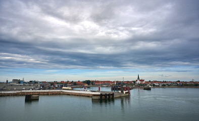 Fototapeta na wymiar Einfahrt mit der Fähre in den Hafen der dänischen Stadt Rønne auf der Insel Bornholm bei bewölktem Wetter