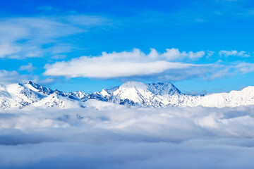 Fototapeta premium A white cloud in the sky above the mountains