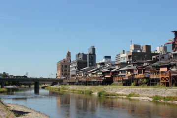 Fototapeta na wymiar 京都　鴨川から見た町並み
