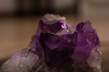 primer plano de piedra amatista violeta sobre madera