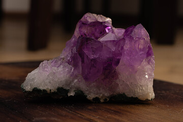 primer plano de piedra amatista violeta sobre madera
