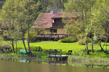 Dom nad rzeką. © Rafa