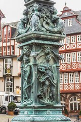 Obraz premium Statue of Lady Justice in front of the Romer at Romerberg (Romerplatz) in Frankfurt am Main, Germany.