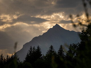 Vue sur la pointe de Marcelly en fin de journée, les rayons du soleil transpercent les nuages 