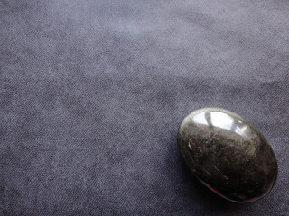 roca energetica en fondo texturado