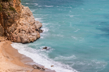 Roca en la playa de Alicante, España