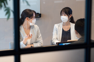 マスクをつけたビジネスマン