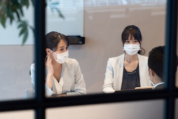 マスクをつけたビジネスマン