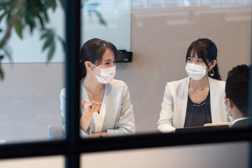 マスクをつけたビジネスマン