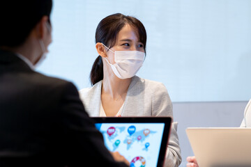 マスクをつけたビジネスマン