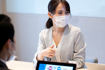 マスクをつけたビジネスマン