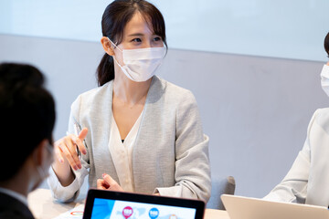 マスクをつけたビジネスマン