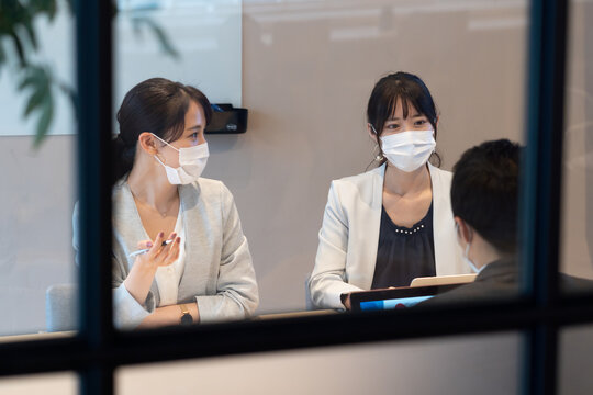 マスクをつけたビジネスマン - Powered by Adobe