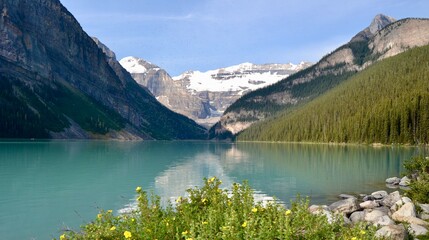 Fototapeta na wymiar Beautiful blue Lake Louise in the Canadian Rockies, Alberta Canada