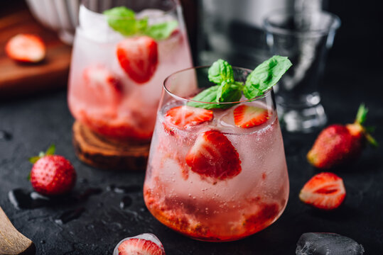 Cocktails with strawberry, gin and tonic