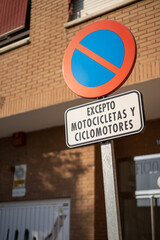 Señal de plaza de aparcamiento para motocicletas y ciclomotores