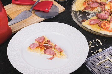 Pizza de mussarela e calabresa