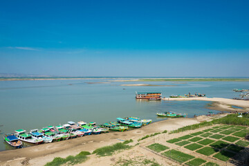 Obraz premium Irrawaddy River(Ayeyarwady River) view from Bupaya Pagoda at Bagan Archaeological Area and Monuments. a famous Buddhist ruins in Bagan, Mandalay Region, Myanmar.