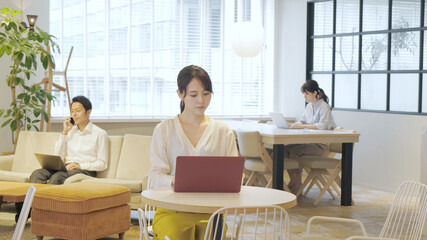 シェアオフィスで働く人々