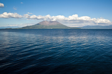 鹿児島人口島より見る夏の雲と桜島