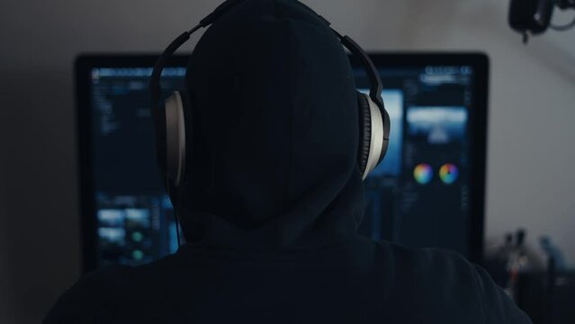 Person working and listening to music on his machine