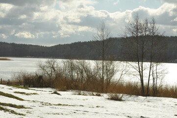 Jezioro zimą. Krajobraz. Polska - Mazury - Warmia. © Rafa