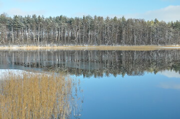 Jezioro zimą. Polska - Mazury - Warmia. © Rafa