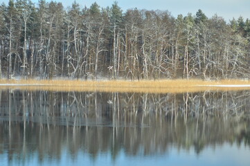 Jezioro zimą. Polska - Mazury - Warmia.