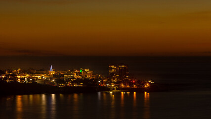Naklejka premium Sunset at La Jolla city with Christmas light