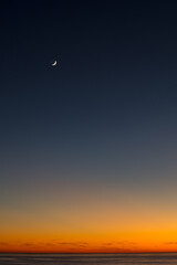 Obraz premium The moon over sea